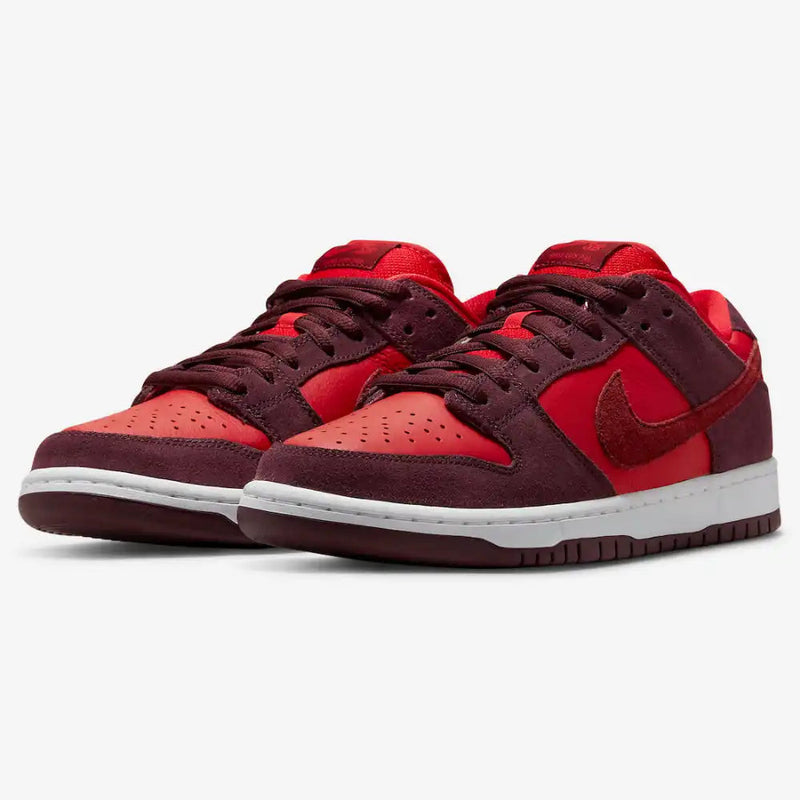 SB DUNK LOW CHERRY