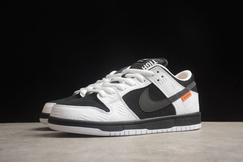 TIGHTBOOTH X DUNK SB LOW BLACK